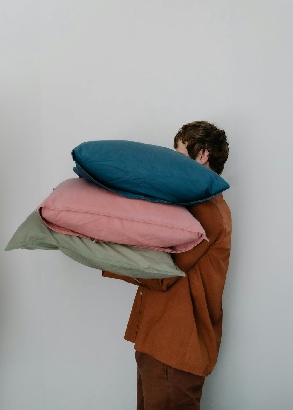 Die richtige Kissengröße für dein Bett finden